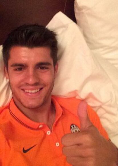 Morata, saludando a los seguidores de una red social tras su lesi&oacute;n.