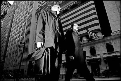 Dois homens passam diante da Bolsa de Nova York em 2008, ano do começo da Grande Recessão.