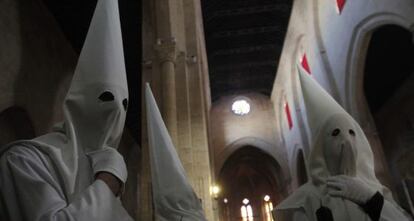 Nazarenos de la Hermandad de Nuestro Se&ntilde;or Resucitado a su salida de la iglesia de Santa Marina, en C&oacute;rdoba. 