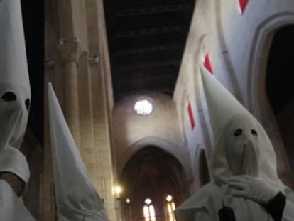 Nazarenos de la Hermandad de Nuestro Se&ntilde;or Resucitado a su salida de la iglesia de Santa Marina, en C&oacute;rdoba. 