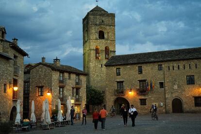 Plaza Mayor y colegiata de Santa María.