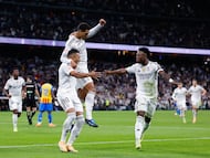 Mbappé, Bellingham y Vinicius celebran uno de los goles al Valencia.