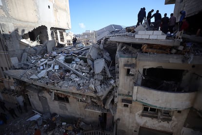 Personas inspeccionan una casa tras un ataque aéreo israelí en la ciudad de Gaza, este miércoles.