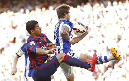 Iñigo Martínez despeja el balón ante Suárez