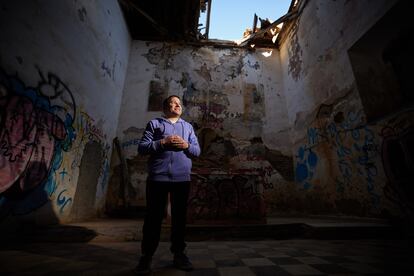 Iban de María Guardiola, presidente de Tablate Histórico, posa en la iglesia del pueblo.