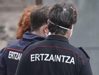 Efectivos de la Ertzaintza en una operación policial reciente en Bilbao.