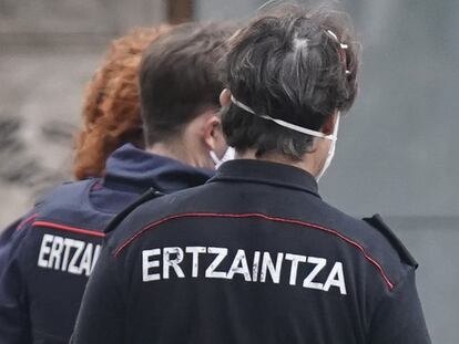 Efectivos de la Ertzaintza en una operación policial reciente en Bilbao.