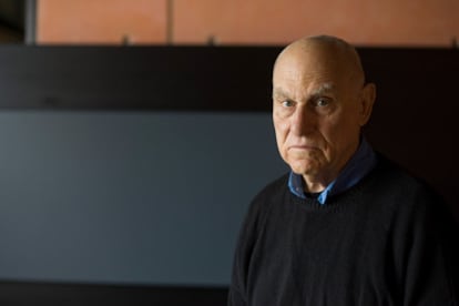 Richard Serra (San Francisco, 2 de noviembre de 1939) estudió Literatura en la Universidad de Berkeley. Posteriormente estudió Arte en la Universidad de Yale. Mientras vivía en la costa oeste, trabajó en una acerería, actividad que influyó en su trabajo. El escultor ha visto recompensada su obra con el Premio Príncipe de Asturias.