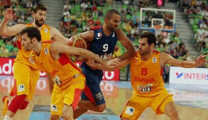 Parker trata de irse de Marc, Rudy y Calderón.