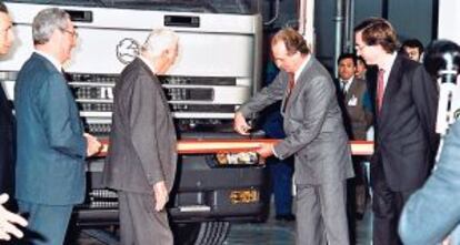 Juan Carlos I y Giovanni Agnelli, presidente de Fiat, cortan la cinta que dará la salida al primer camión de esta planta, en 1992.