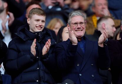 Keir Starmer asiste a un partido de la Premier League en el  Molineux Stadium, Wolverhampton, el 20 de abril de 2024.  