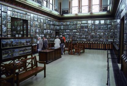 Interior de la galería Marianne North en los jardines botánicos de Kew en Londres.