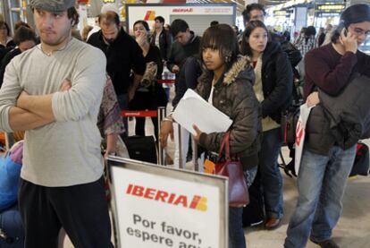 Pasajeros en una cola del servicio de atención al cliente de Iberia, el pasado 18 de diciembre en la T-4 del aeropuerto de Madrid-Barajas.