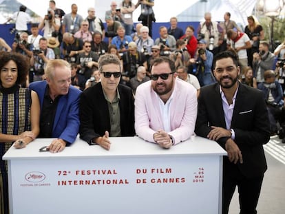 O diretor e estrelas do elenco de 'Bacurau' durante o Festival de Cannes.