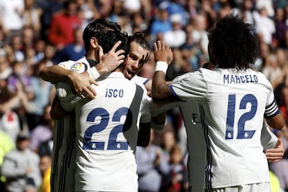 Gareth Bale (centro) celebra su primer gol con sus compañeros.