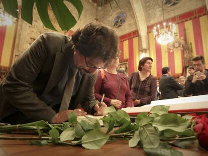 Albert Sánchez Piñol firmando ejemplares de Victus tras el pregón de Sant Jordi