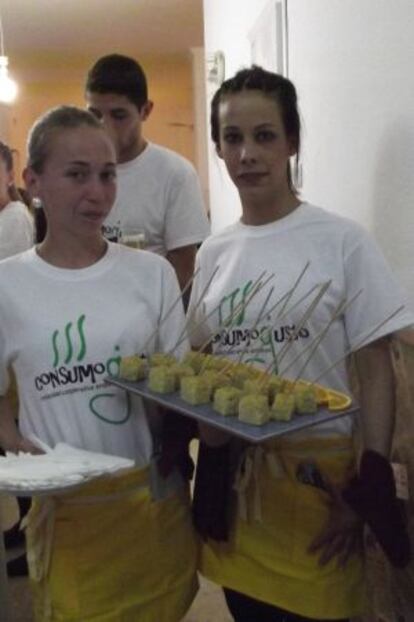 Dos jóvenes muestran las bandejas de 'catering' de la empresa.