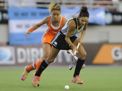 Luciana Aymar conduce la pelota ante la holandesa Maartje Paumen 