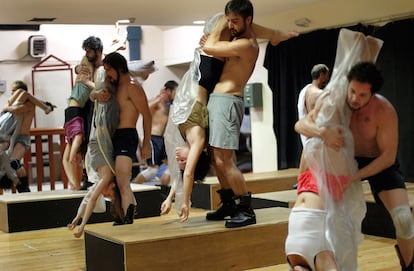 El ensayo recoge uno de los momentos en que el coro femenino y el coro masculino trabajan conjuntamente una coreografía en la que ellas simbolizan la muerte, algo muy presente en esta obra de Sófocles.