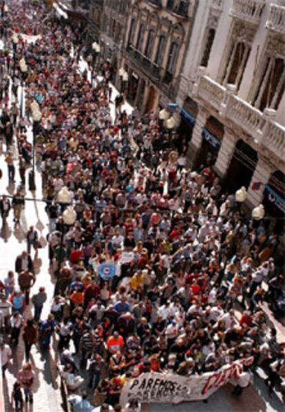 Decenas de miles de personas convocadas por partidos políticos, sindicatos y organizaciones sindicales se manifestaron bajo el lema "Paremos la Guerra" por las calles de Las Palmas de Gran Canaria.