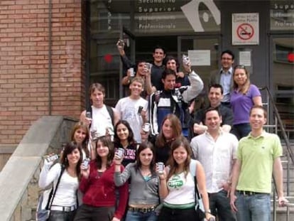 El equipo de testeo de eLens, en la puerta del Instituto Lacetània.