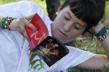 Una joven lee un libro religioso durante la Jornada Mundial de la Juventud, en 2011 en Madrid. / Getty Images