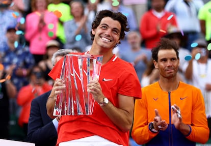 Fritz posa con el trofeo de campeón, con Nadal en segundo término.