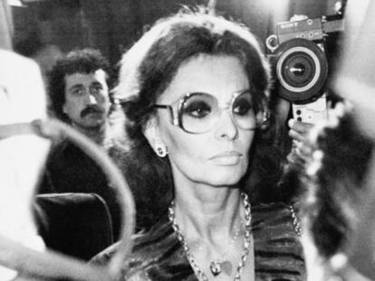 Sofía Loren entrando a la cárcel de Nápoles en 1982.