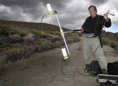 Un investigador prepara un detector de metales en las cercanías del rancho del asesino en serie Charles Manson en busca de nuevas tumbas