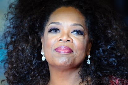 Oprah en su revista: "Vivimos en una sociedad obsesionada con la juventud que continuamente nos dice que no somos jóvenes, que no replandecemos, que no somos atractivos, que no importamos. Me niego a dejar que ese sistema o una cultura o una visión distorsionada de la realidad me diga que no valgo la pena".