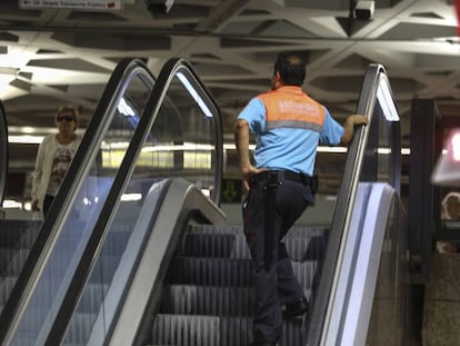 Un vigilante de seguridad en la estación Puerta del Sol, en Madrid.