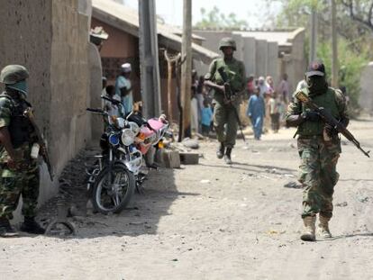 Militares nigerianos patrulham Baga, em abril de 2013.