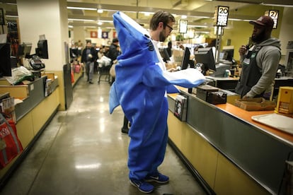Un hombre disfrazado de tiburón hace la compra en un supermercado de Nueva York, el 31 de diciembre de 2015.