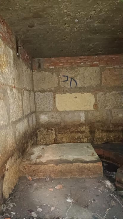 Interior de la construcción subterránea redescubierta en Alcalá. En las paredes se distinguen los sillares extraídos de la iglesia de Santa María.