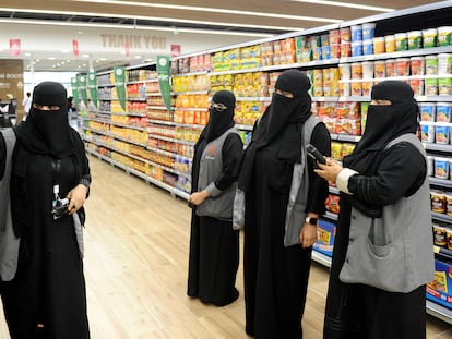 Formación de empleadas en un supermercado en la ciudad saudí de Jedah, en febrero pasado.