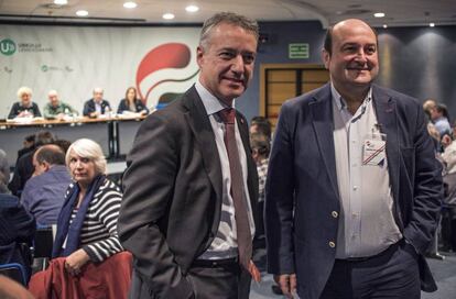 I&ntilde;igo Urkullu (izquierda) y el presidente del PNV, Andoni Ortuzar, durante la Asamblea de este partido celebrada el 21 de noviembre.