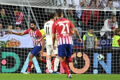 El delantero español del Atlético de Madrid Diego Costa celebra tras anotar el gol del empate.