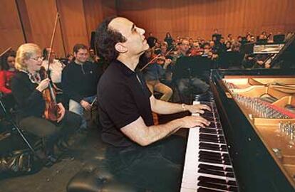 Michel Camilo al piano, ayer, en el Teatro Arriaga durante su ensayo con la Sinfónica de Bilbao.