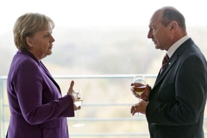 Angela Merkel con el presidente rumano Traian Basescu, este jueves.