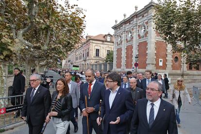 Alcaldes catalans es dirigeixen al Palau de Justícia de Barcelona.