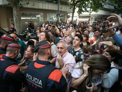 Veïns esbronquen el detingut quan arribava per fer la reconstrucció del crim.