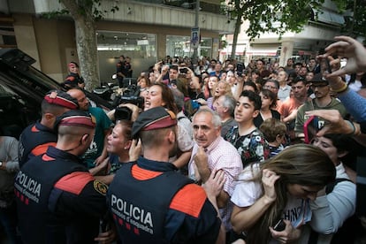 Veïns esbronquen el detingut quan arribava per fer la reconstrucció del crim.