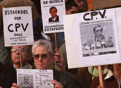 Manifestación de afectados por la estafa de la cooperativa CPV ante de los juzgados de plaza de Castilla en noviembre de 2002.