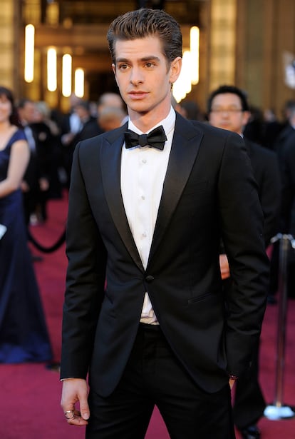 Un elegantísimo Andrew Garfield, con esmoquin,  en la ceremonia de los Oscar de 2012.