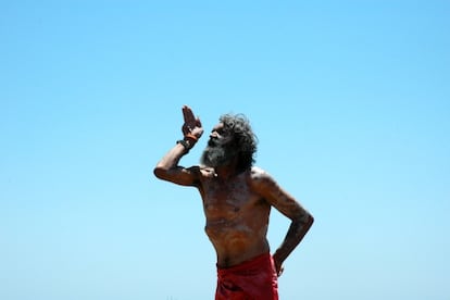 Un aborigen danza en el Parque Nacional Arakwal.