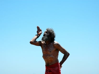 Un aborigen danza en el Parque Nacional Arakwal.