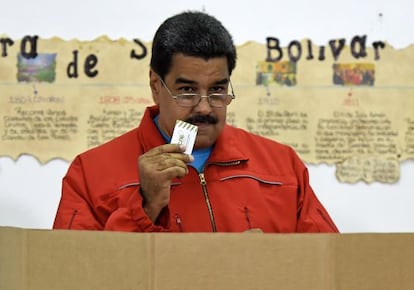 Maduro deposita su voto