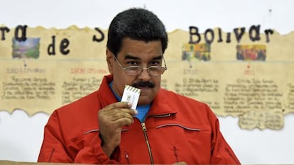 Maduro deposita su voto