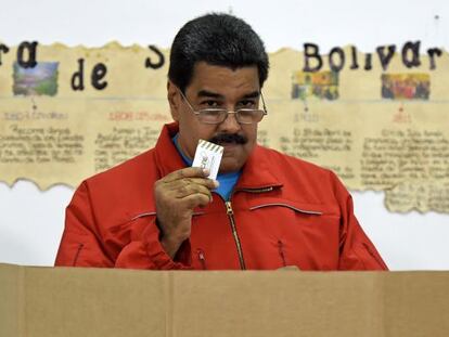 Maduro deposita su voto