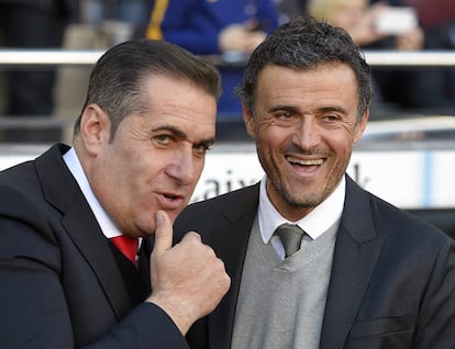Jose Ramon Sandoval y Luis Enrique, antes del comienzo del partido en el Camp Nou.  